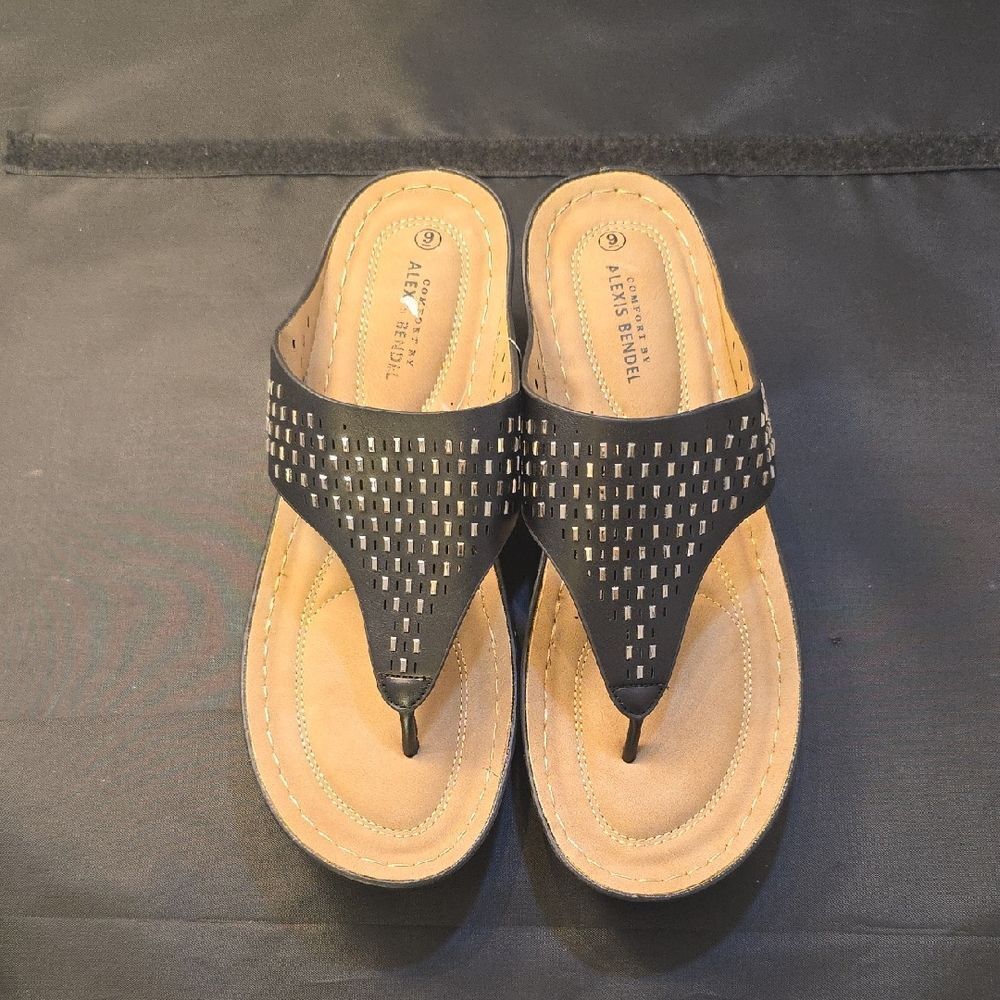 BRAND NEW COMFORT BY ALEXIX BENDEL JEWEL DESIGN THONG WEDGE WOMENS SANDAL